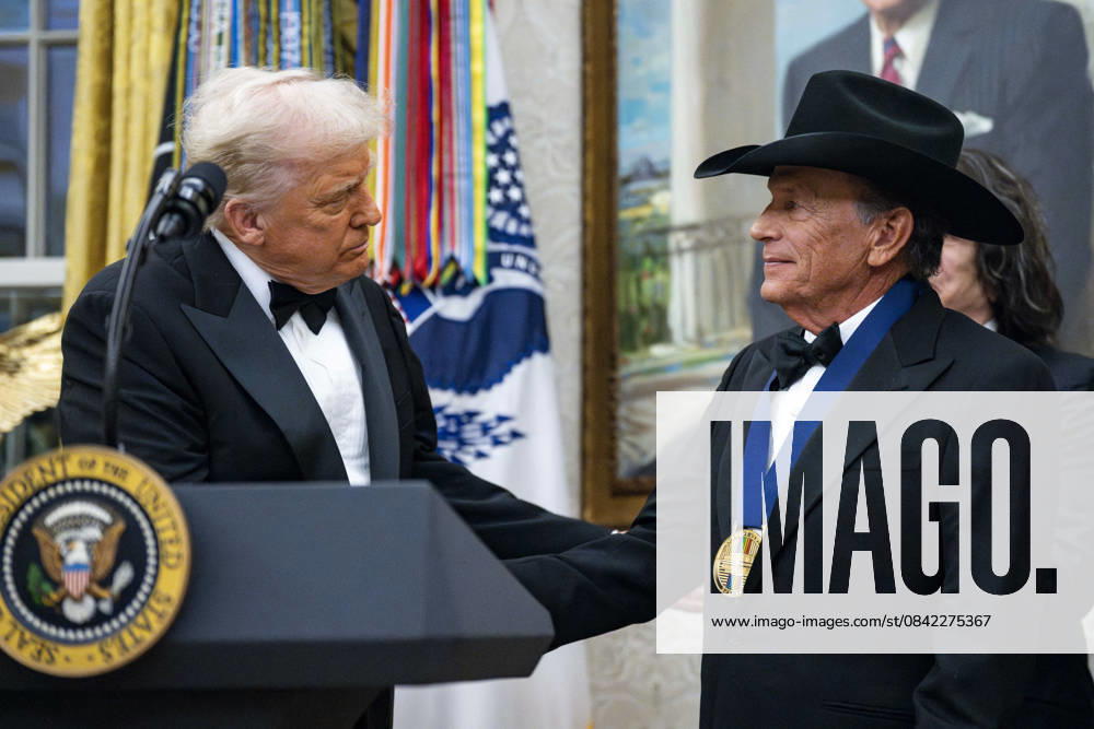 President Donald Trump Awards 2025 Kennedy Center Honorees With Medallions President Donald Trump presents a medal to 2025 Kennedy Center Honoree country music artist George Straight during a presentation ceremony in the Oval Office of the White House in Washington, DC on Saturday, December 6, 2025. The honorees this year include country music artist George Straight, actor Sylvester Stallone, members of the rock band Kiss, actor Michael Crawford and singer Gloria Gaynor. Photo by Bonnie Cash Pool ABACAPRESS.COM WASHINGTON DC United States