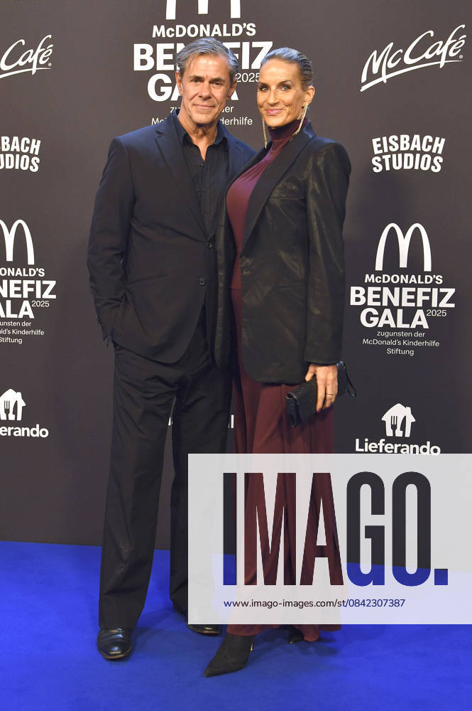 Sven Martinek with partner Bianca Rütter at the 20 McDonald s Benefit Gala in aid of the McDonald s Childrens Aid Foundation at the Eisbach Studios in Munich, 06 12 2025 Foto:xB.xInsingerx xFuturexImagex mcdonalds_5219