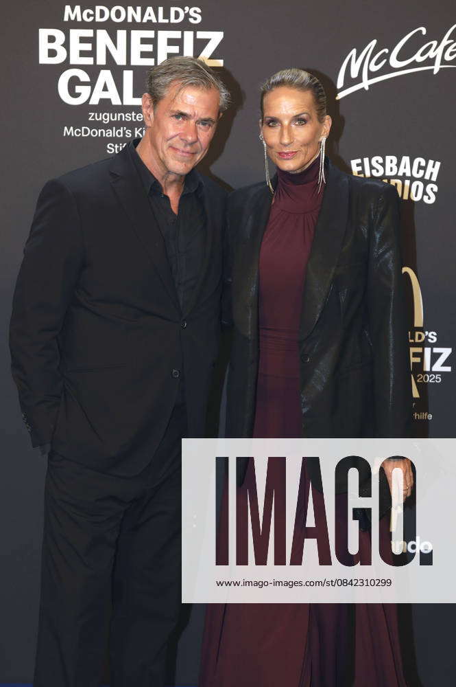 Sven Martinek with partner Bianca Rütter at the 20 McDonald s Benefit Gala in aid of the McDonald s Childrens Aid Foundation at the Eisbach Studios in Munich, 06 12 2025 Foto:xAgenturxWehnertx xGränzdörferx xFuturexImagex mcdonalds_5352