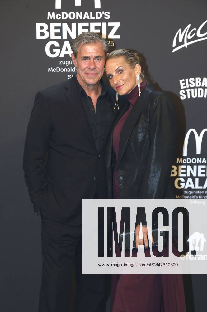Sven Martinek with partner Bianca Rütter at the 20 McDonald s Benefit Gala in aid of the McDonald s Childrens Aid Foundation at the Eisbach Studios in Munich, 06 12 2025 Foto:xAgenturxWehnertx xGränzdörferx xFuturexImagex mcdonalds_5353