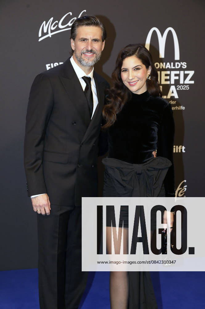 Tom Beck with wife Chryssanthi Kavazi at the 20 McDonald s Benefit Gala in aid of the McDonald s Childrens Aid Foundation at Eisbach Studios Munich, 06 12 2025 Foto:xAgenturxWehnertx xGränzdörferx xFuturexImagex mcdonalds_5389
