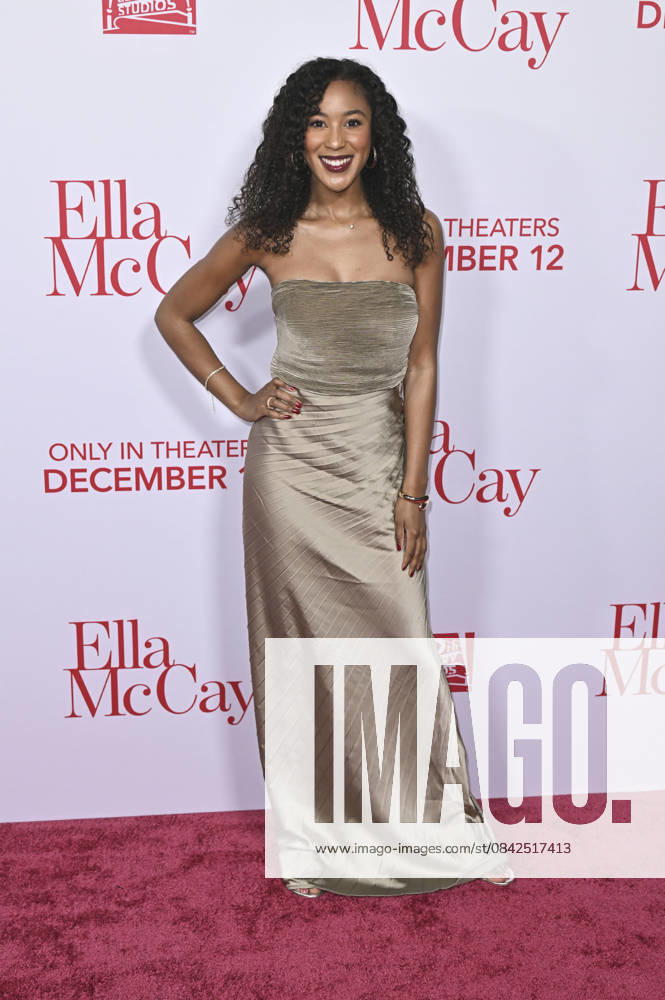 Ashley Hollis at the world premiere of the movie Ella McCay at the El Capitan Theatre Los Angeles, 09 12 2025 Foto:xD.xStarbuckx xFuturexImagex ella_5312