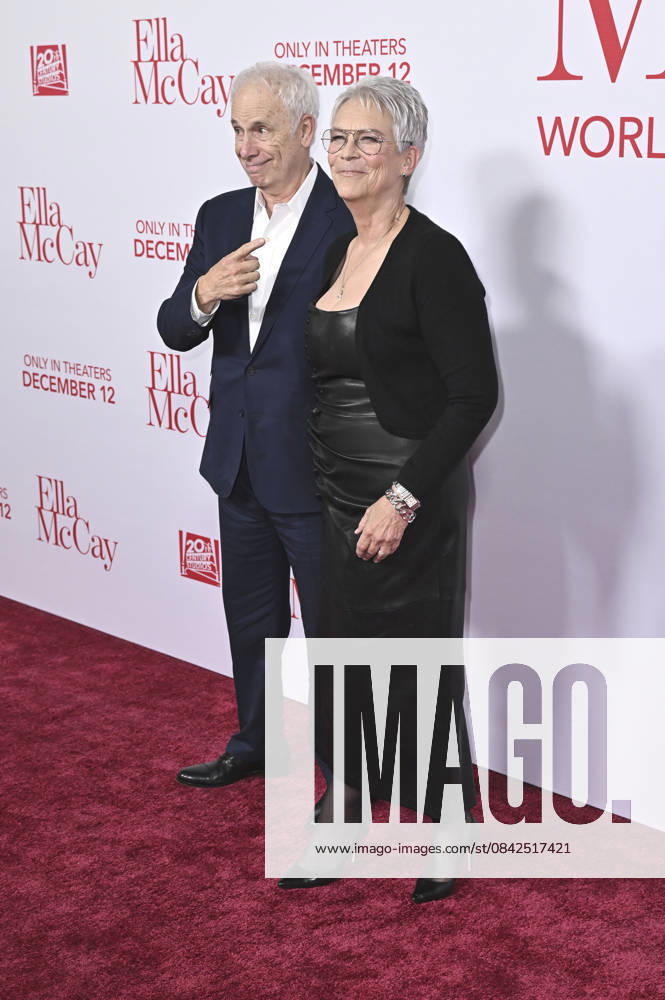 Christopher Guest with wife Jamie Lee Curtis at the world premiere of the movie Ella McCay at the El Capitan Theatre Los Angeles, 09 12 2025 Foto:xD.xStarbuckx xFuturexImagex ella_5320