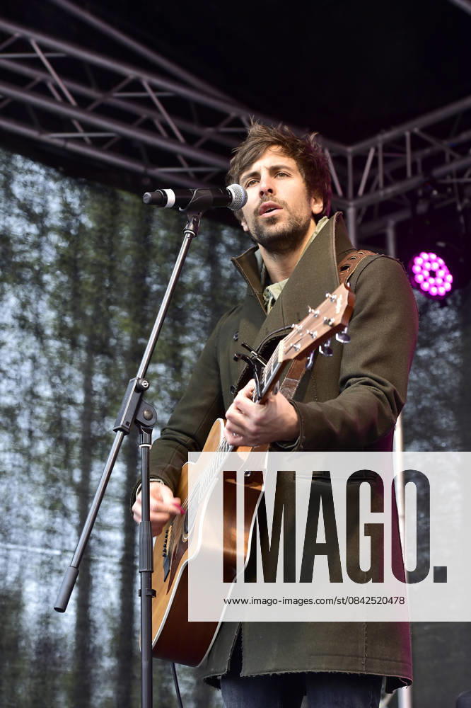 Schoolyard concert 20170426 Lichtenstein the European Primary school Lichtenstein Won at Action the Schoolyard concerts from Hitradio RTL Max Giesinger visited the School on Morning and GAB at the School hog a Ca 30 minute Concert, UA with the Hits 80 Million , when you dances and the New Title Roulette then GAB it for the Students still Ph