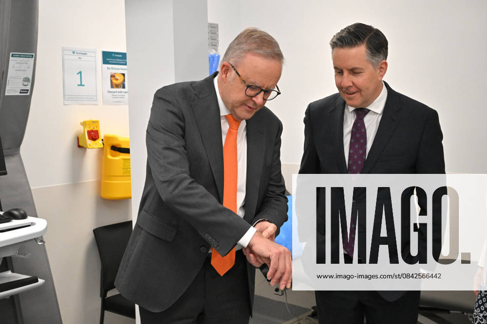 ANTHONY ALBANESE MEDICARE CLINIC VISIT, Prime Minister Anthony Albanese and Minister for Health Mark Butler visit the newly opened Marrickville Medicare Urgent Care Clinic in Sydney, Thursday, December 11, 2025. ( NO ARCHIVING SYDNEY NEW SOUTH WALES AUSTRALIA
