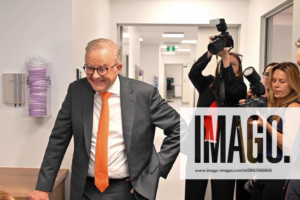 ANTHONY ALBANESE MEDICARE CLINIC VISIT, Prime Minister Anthony Albanese visits the newly opened Marrickville Medicare Urgent Care Clinic in Sydney, Thursday, December 11, 2025. ( NO ARCHIVING SYDNEY NEW SOUTH WALES AUSTRALIA