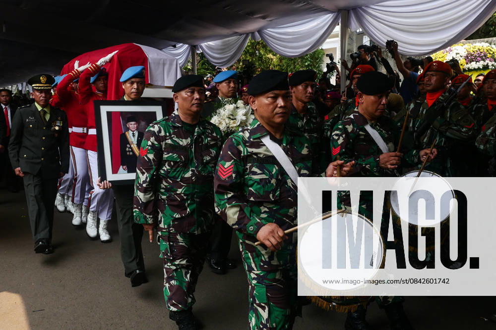 The former Indonesian President Bacharuddin Jusuf Habibie dies at the age of 83 JAKARTA, INDONESIA - SEPTEMBER 12: Presidential guards carry the coffin of former Indonesian president B.J. Habibie during his funeral in Jakarta, Indonesia on September 12, 2019. Habibie, who ushered in an era of democratic reforms after the downfall of long-time dictator Suharto, died on September 11 at the age of 83 in Jakarta. Jakarta Raya Indonesia. Editorial use only. Please get in touch for any other usage.