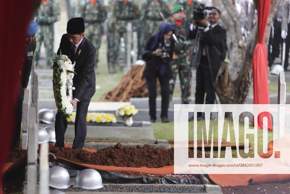 The funeral procession former President of the Republic of Indonesia BJ Habibie JAKARTA, INDONESIA - SEPTEMBER 12: Indonesian President as well as ceremonial inspector Joko Widodo lays flower wreath during funeral ceremony of former President of Indonesia Prof. Dr. Ing. Bacharuddin Jusuf Habibie at Kalibata Heroes Cemetery on Tuesday, September 12, 2019. Habibie dies at 83 at the Central Army Hospital (RSPAD) Gatot Soebroto on Wednesday 11 September after undergoing intensive treatment at the hospital since 1 September 2019. Jakarta Raya Indonesia. Editorial use only. Please get in touch for any other usage.