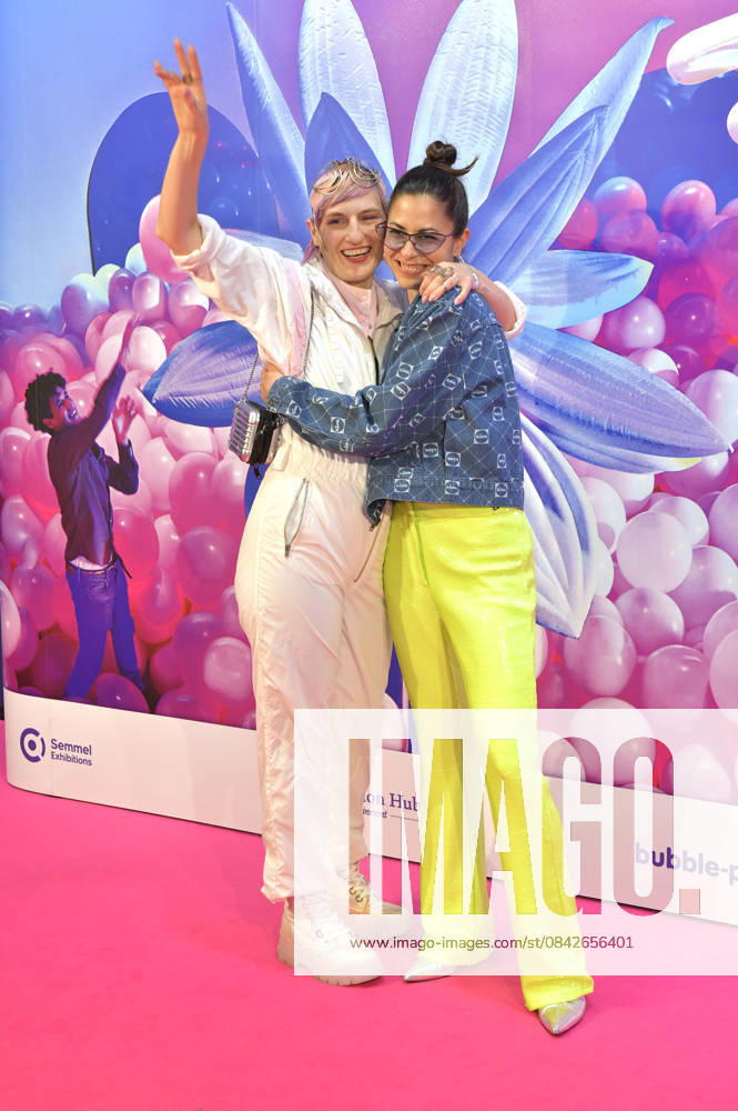 Luise Zücker and Zora Alber at the exhibition opening Bubble Planet The experience museum for all the senses in the Arena Berlin Berlin, 11 12 2025 Foto:xM.xBehrensx xFuturexImagex bubble_5264