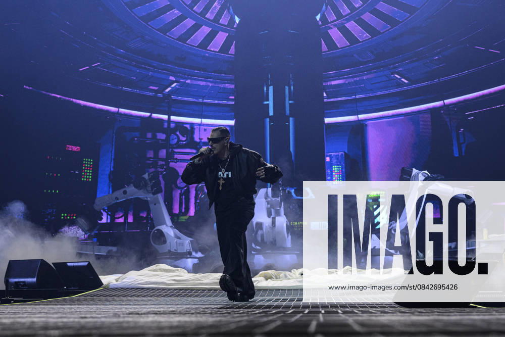 Music Concert - Marracah - Marra Palazzi25 Tour The italian rapper Marracash pseudonym of Fabio Bartolo Rizzo - performs live during the Marra Palazzi25 Tour on December 12, 2025 at Palazzo dello Sport in Rome, Italy Rome Palazzo dello Sport Italy