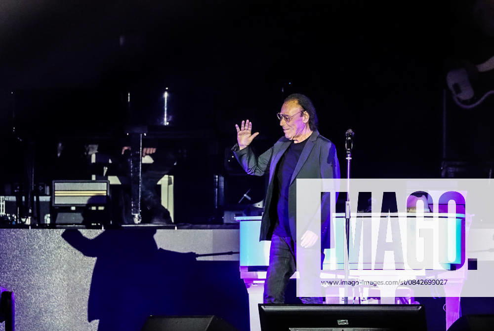 Music Concert - ANTONELLO VENDITTI The italian singer Antonello Venditti during the concert in Turin during ANTONELLO VENDITTI, Music Concert in TORINO, Italy, December 12 2025 TORINO INALPI ARENA Italy