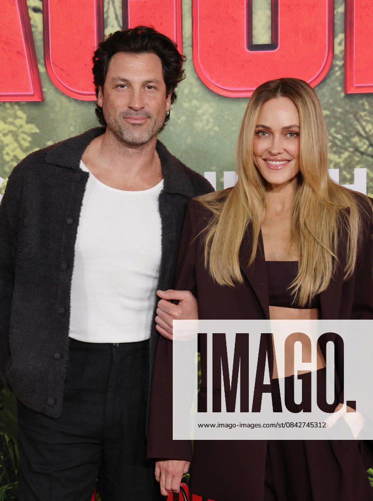 Los Angeles, Californi- Maksim Chmerkovskiy, Peta Murgatroyd,. Los Angeles Premiere Of Columbia Pictures Anaconda held at The United Theater on Broadwayl.in Los Angeles. Los Angeles USA - ZUMAa123 20251213_zaa_a123_047