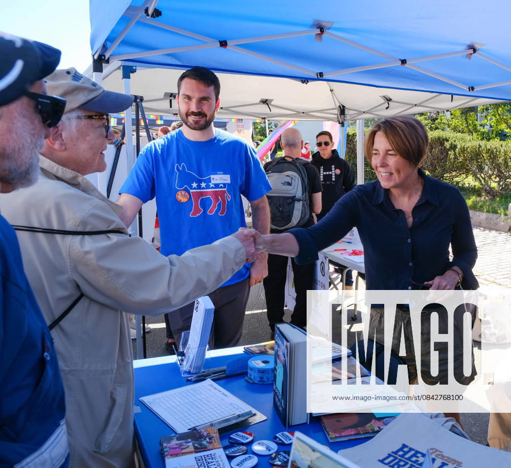 Massachusetts Governor MAURA HEALEY greets residents during Arlington Town Day in Arlington, Massachusetts, on September 20, 2025. Arlington USA - ZUMAs379 20250920_znp_s379_001
