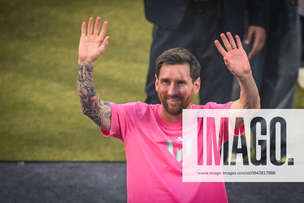 Lionel Messi, Argentine footballer greets his fans during GOAT India Tour at Arun Jaitley Stadium on December 15, 2025 in New Delhi, India. Lionel Messi concluded his GOAT India Tour in Delhi, a stark contrast to its chaotic Kolkata start. Fans at Arun Jaitley Stadium cheered as the football icon expressed gratitude for the overwhelming affection shown during his brief but memorable visit. Messi promised a return, leaving a lasting impression on his admirers. (Photo by Sanchit Khanna Hindustan Times) GOAT Tour Of India Lionel Messi Felicitated At Arun Jaitley Stadium Delhi