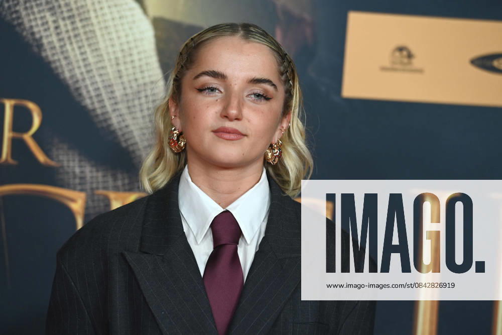 Rosie BOORE, actress, portrait, portrait, cropped single image, single motif, red carpet, red carpet show, arrival, arrival, film premiere DER MEDICUS 2 on 15 12 2025 at the Cinedom cinema in Cologne,