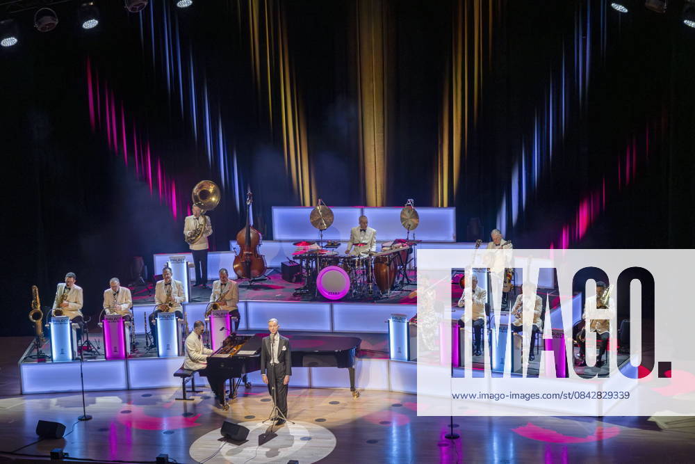 Max Raabe Palast Orchester with the program Hummel streicheln live on two evenings in the sold-out Kulturpalast Dresden