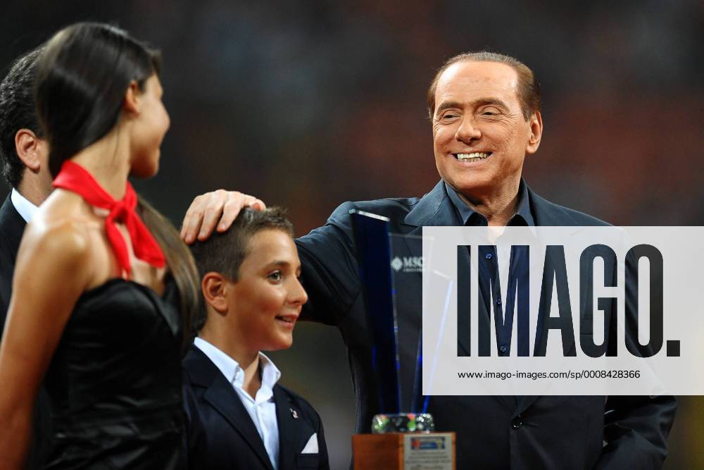 Ministerpräsident Silvio BERLUSCONI (ITA) - Stadio Meazza - Trofeo Berlusconi - AC Milan - Juventus Turin - o0 people Politik Siegerehrung Pokal Objekte