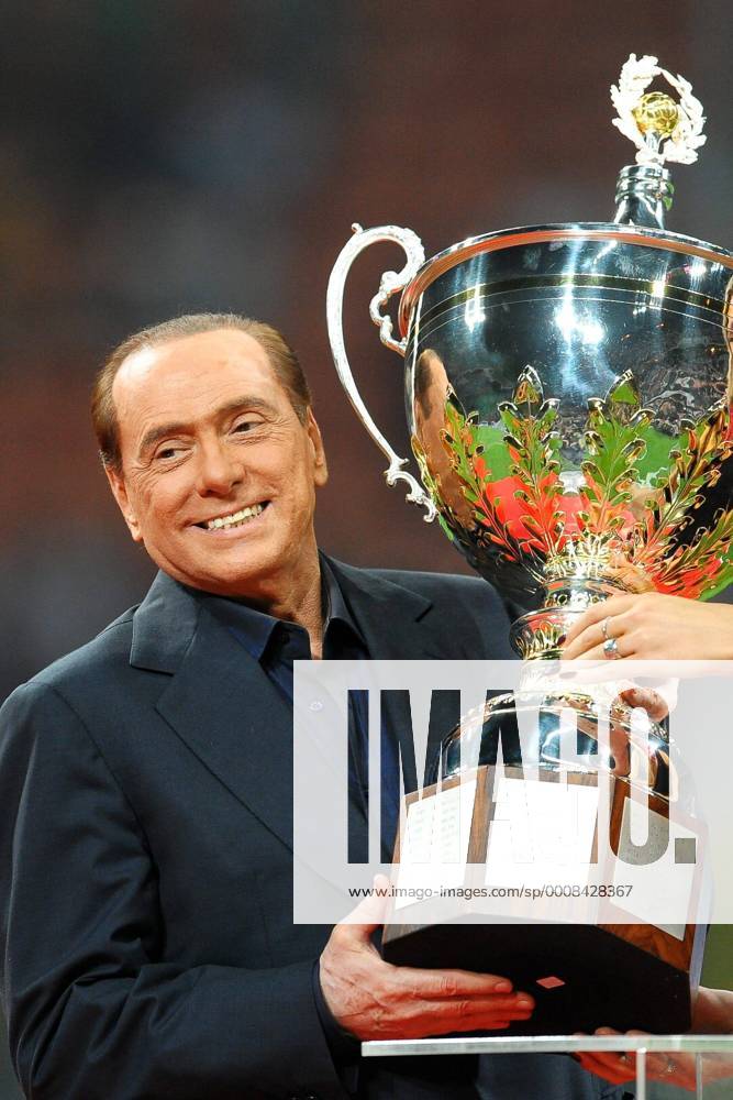 Ministerpräsident Silvio BERLUSCONI (ITA) - Stadio Meazza - Trofeo Berlusconi - AC Milan - Juventus Turin - o0 people Politik Siegerehrung Pokal, Trophäe Objekte