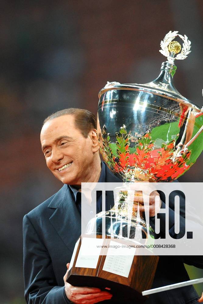Ministerpräsident Silvio BERLUSCONI (ITA) - Stadio Meazza - Trofeo Berlusconi - AC Milan - Juventus Turin - o0 people Politik Siegerehrung Pokal, Trophäe Objekte