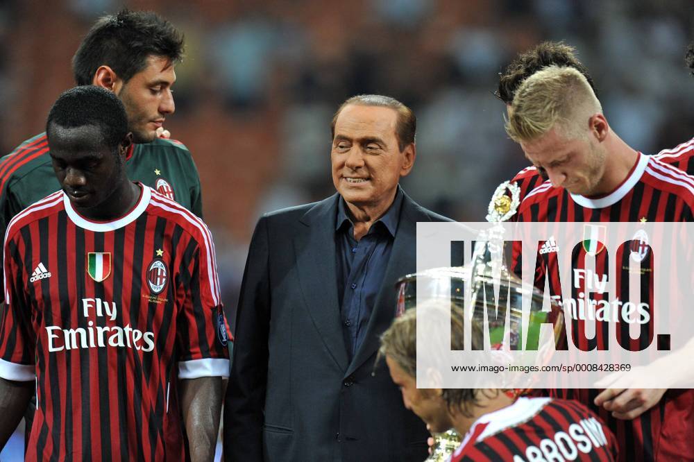 Ministerpräsident Silvio BERLUSCONI (ITA) und Massimo AMBROSINI (vorn) sowie Ignazio Abate und Taye Taiwo (li.) - Stadio Meazza - Trofeo Berlusconi - AC Milan - Juventus Turin - allexsabba o0 people Politik Siegerehrung Pokal, Trophäe Objekte Sieg, Sieger