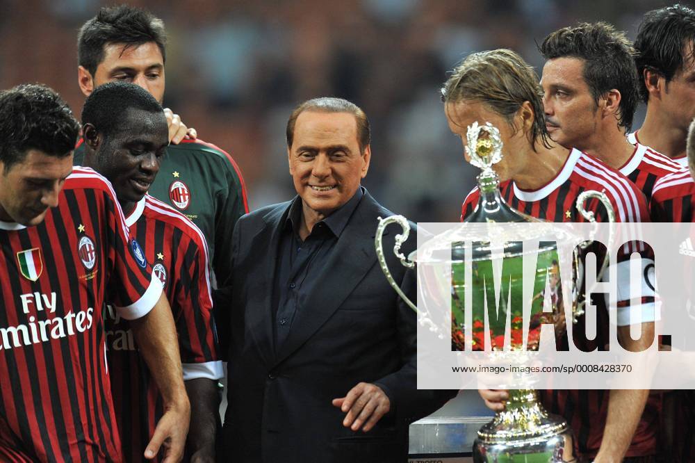 Ministerpräsident Silvio BERLUSCONI (ITA) - Stadio Meazza - Trofeo Berlusconi - AC Milan - Juventus Turin - allexsabba o0 people Politik Siegerehrung Pokal, Trophäe Objekte Sieg, Sieger