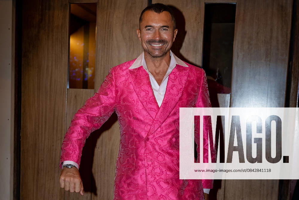 William Abadie double-breasted tuxedo designed by Caroline Scheufele Caroline s Couture The cast and crew of the series Emily in Paris gather at Maxim s after the premiere of season 5 at the Grand Rex in Paris on 15 December 2025 Yoann Ouahcene Bestimage The cast and crew of the series Emily in Paris gather at Maxim s after the premiere of season 5 at the Grand Rex in Paris on 15 December 2025 Paris Bolivia