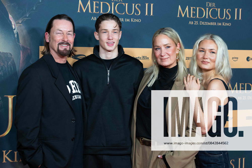 Janine KUNZE, actress, with her family, husband Jens BUDACH, son Luiz BUDACH and daughter Lili BUDACH, actress, red carpet, red carpet show, arrival, film premiere DER MEDICUS 2 on 15 12 2025 at the Cinedom cinema in Cologne,