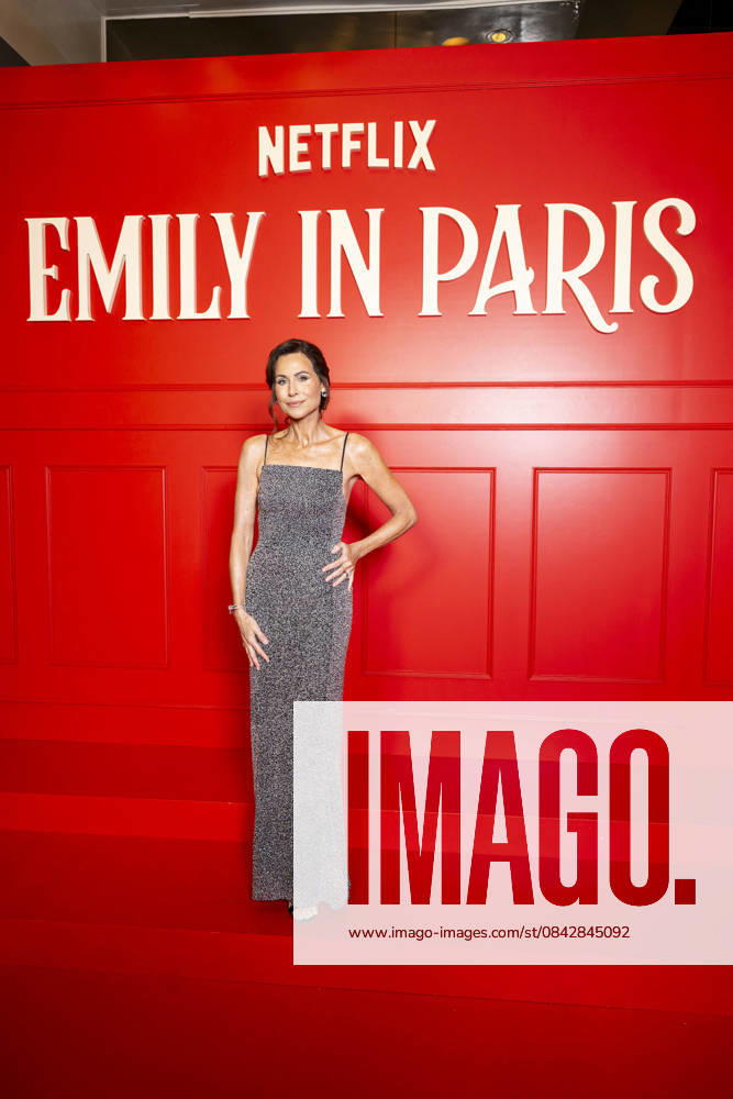 Minnie Driver at the premiere of the series Emily in Paris season 5 at the Grand Rex in Paris on 15 December 2025 Pierre Perusseau Bestimage Premiere of season 5 of the series Emily in Paris at the Grand Rex in Paris on 15 December 2025 Paris France