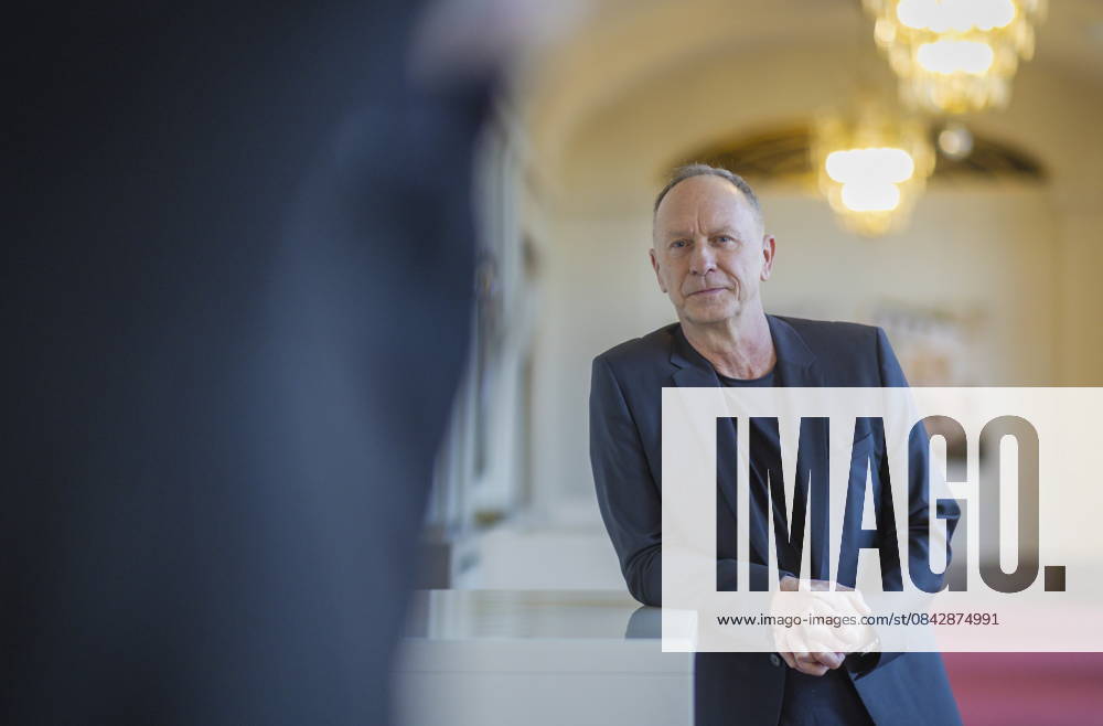 Hasko Weber becomes artistic director of the Staatsschauspiel Dresden Dresden-born Hasko Weber will be the new artistic director of the Staatsschauspiel Dresden from the 2027 28 season The Saxon state
