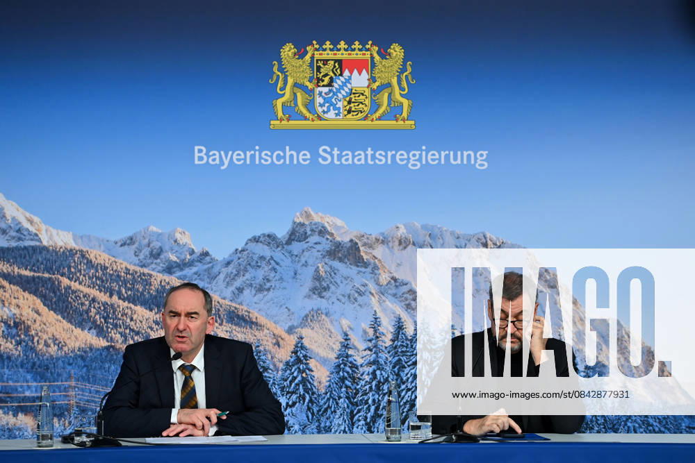From left Hubert AIWANGER Free Voters, Bavarian Minister of Economic Affairs, Markus SOEDER State Premier of Bavaria and CSU Chairman in front of a wintry Alpine backdrop, press conference of the Bavarian State Government after the cabinet meeting on 16 12 2025 in the Prinz Carl Palais in Munich