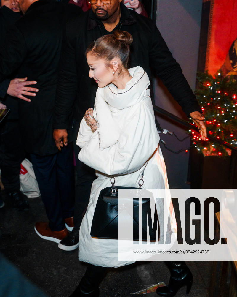 Ariana Grande leaves the Lattanzi Cucina Italiana restaurant in New York on December 16, 2025 UrbanxDivinity Bestimage Ariana Grande departs after the SNL dinner at Lattanzi in NYC New York City Etats Unis
