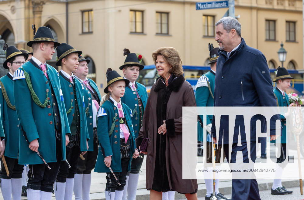 Picture from left Her Majesty Queen Silvia of Sweden is welcomed on the red carpet by Bavarian State Premier Dr. Markus Soeder Munich, Munich Residence, 17 12 2025, State Premier Dr. Markus Soeder greets Her Majesty Queen Silvia of Sweden, Award of the Bavarian State Medal for Social Merit
