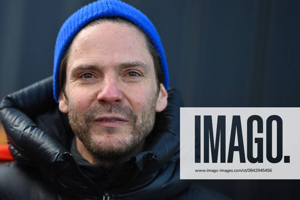 Les Arcs Film Festival - Day Five. FC LES ARCS, FRANCE - DECEMBER 17, Daniel Bruhl attends his tyrolienne, the zip line during Day five of Les Arcs Film Festival on December 17, 2025 in Les Arcs, France. Photo by Franck Castel ABACAPRESS.COM Les Arcs France