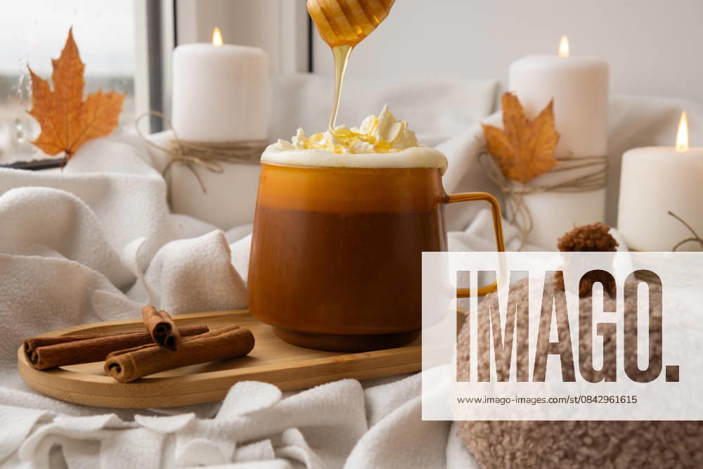 Herbst hygge Orange Tasse warmen Kaffee Herbst Blätter auf dem Tisch gegen Regentropfen laufen das Glas in Fenster. Gemütliche Herbst Stillleben Bildmaterial brennende Kerzen. Thanksgiving und Halloween Urlaub Herbst hygge Orange Tasse warmen Kaffee Herbst Blätter auf dem Tisch gegen Regentropfen laufen das Glas in Fenster. Gemütliche Herbst Stillleben Bildmaterial brennende Kerzen. Thanksgiving und Halloween Urlaub (License=RF)