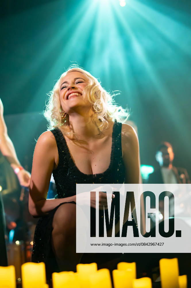 Pixie Lott plays live at Union Chapel for Christmas.