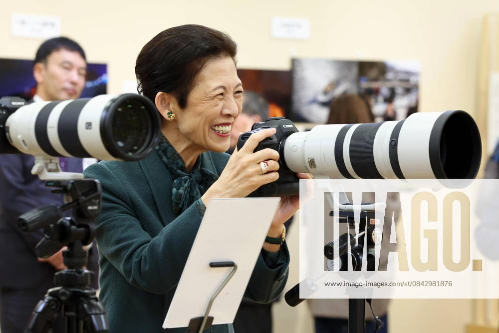 Japan Princess Hisako Japanese Princess Hisako tries out a professional camera at a news photo exhibition in Tokyo on Dec. 17, 2025. (Pool photo) A14AA0005123384P
