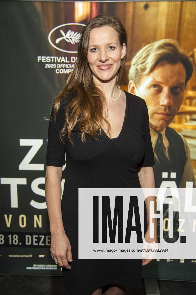 Abb Dr. Regina Bouchehri Producer and Co CEO of LOOKSfilm on the red carpet at the Berlin premiere of the movie Zwei Staatsanwälte Staatsanwaelte at Cinema Paris Berlin on December 17, 2025 in Berlin Berlin Germany