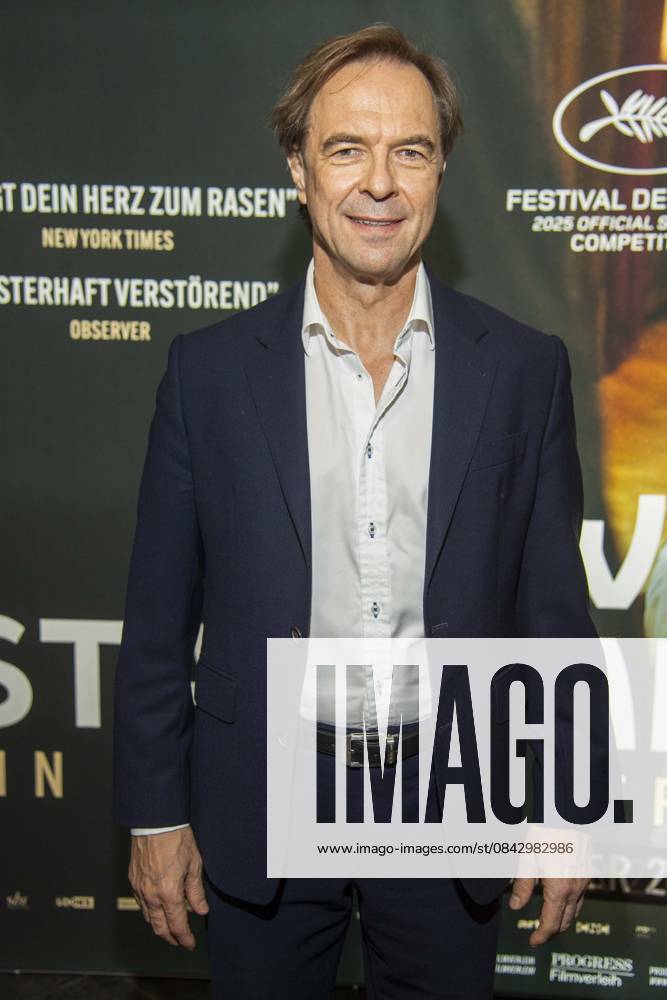 Abb Gunnar Dedio German film producer and media entrepreneur He is founder and managing director of the film production company LOOKSfilm on the red carpet at the Berlin premiere of the movie Zwei Staatsanwälte Staatsanwaelte at Cinema Paris Berlin on December 17, 2025 in Berlin Berlin Germany