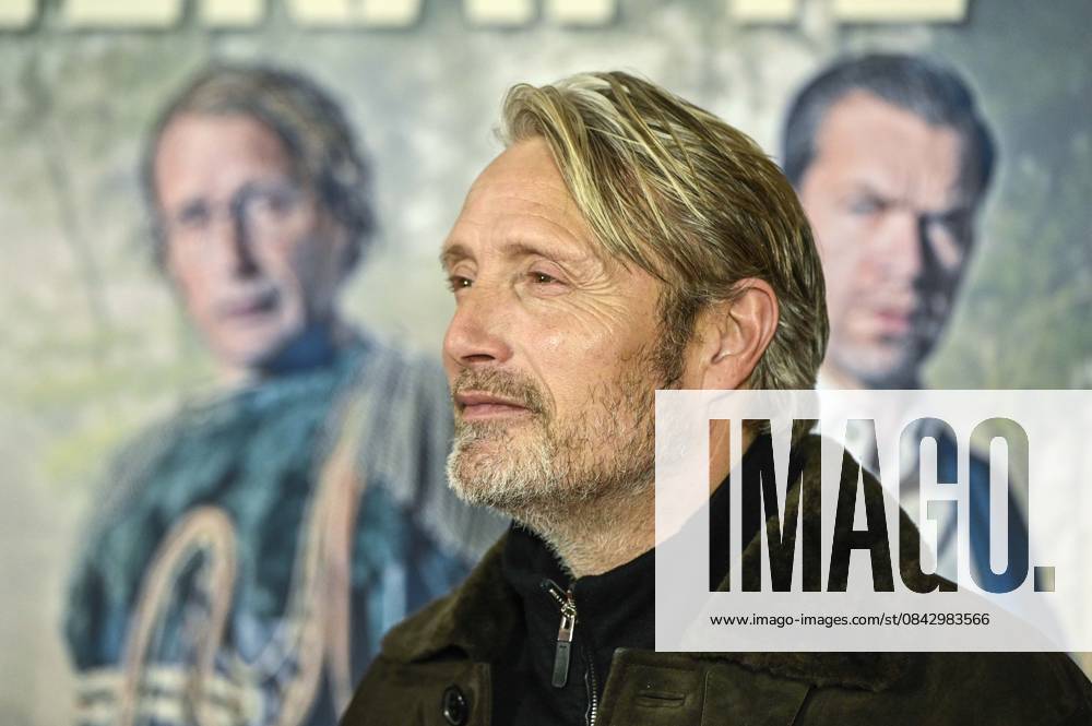 Abb Mads Dittmann Mikkelsen Danish actor on the red carpet at the Berlin movie premiere of Therapie fuer Wikinger at the cinema Delphi Filmpalast Berlin on 17 12 2025 Berlin Germany