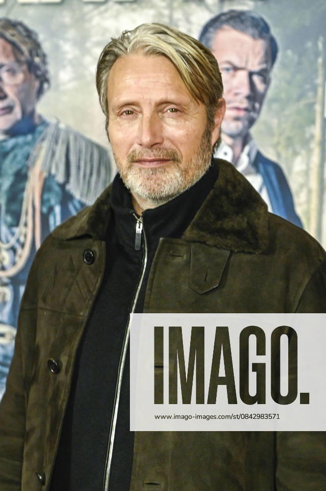 Abb Mads Dittmann Mikkelsen Danish actor on the red carpet at the Berlin movie premiere of Therapie fuer Wikinger at the cinema Delphi Filmpalast Berlin on 17 12 2025 Berlin Germany