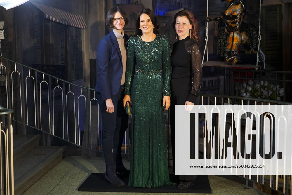 Cntv HRH Catherine, Princess of Wales, GCVO, CH, Catherine Princess of Wales is a new figure in the Hamburg Wax Museum, the Panoptikum on the Reeperbahn in St Pauli The wax replica of Catherine, Princess of Wales, in the middle next to Susanne Faerber Panoptikum director and Lisa Buescher figure maker of the Panoptikum on 18 12 2025 in