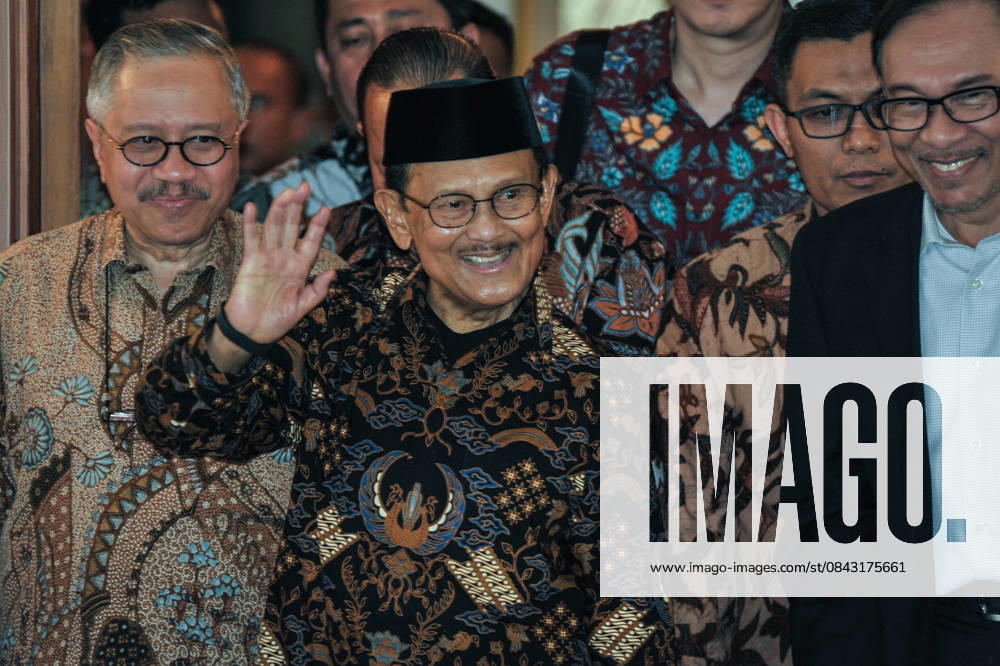 Anwar Ibrahim met with B. J. Habibie in celebrating 20 years of reformation JAKARTA, INDONESIA - MAY 20: Former 3rd President of Indonesia Bacharuddin Jusuf Habibie speaks during press conference at Habibie House in Jakarta, Indonesia on May 20, 2018. The leader of Malaysia s ruling coalition, Pakatan Harapan (Alliance of Hope) visits Habibie to celebrate 20 years of Indonesia s Reformation as the start of transition democratic power to the former Indonesian President. Jakarta Raya Indonesia. Editorial use only. Please get in touch for any other usage.