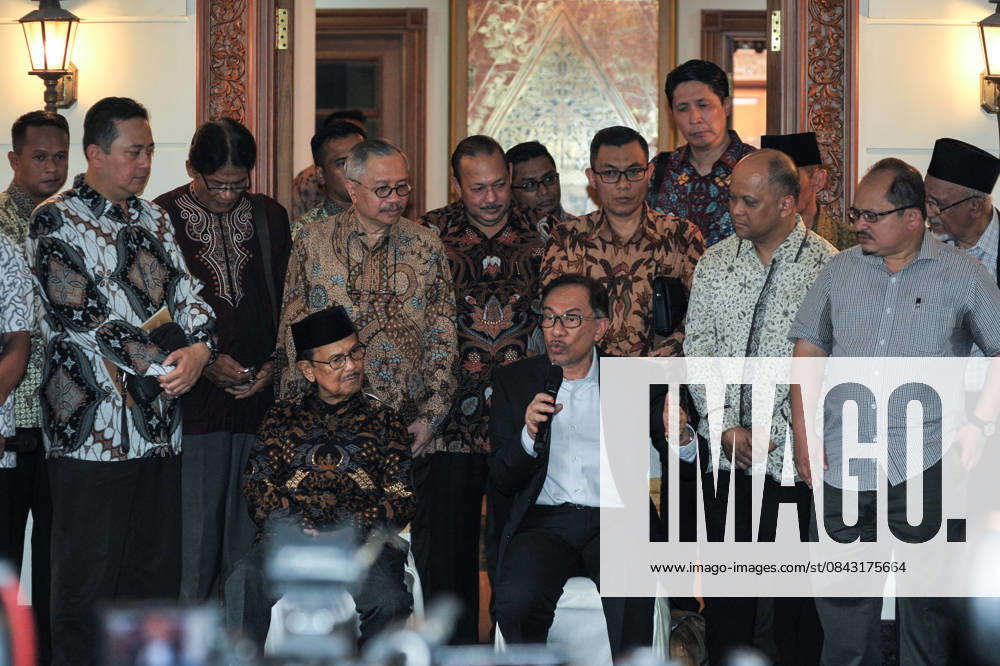 Anwar Ibrahim met with B. J. Habibie in celebrating 20 years of reformation JAKARTA, INDONESIA - MAY 20: Former 3rd President of Indonesia Bacharuddin Jusuf Habibie (L) and Deputy Prime Minister of Malaysia Datuk Seri Anwar Ibrahim (R) are seen during press conference at Habibie House in Jakarta, Indonesia on May 20, 2018. The leader of Malaysia s ruling coalition, Pakatan Harapan (Alliance of Hope) visits Habibie to celebrate 20 years of Indonesia s Reformation as the start of transition democratic power to the former Indonesian President. Jakarta Raya Indonesia. Editorial use only. Please get in touch for any other usage.