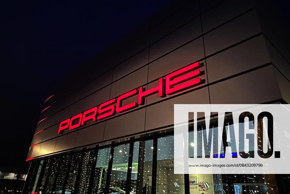 Economy, Porsche Center, emwirt v l Porsche Center Karlsruhe in Ettlingen Porscheplatz 9 11 911 illuminated in the dark Light Ettlingen