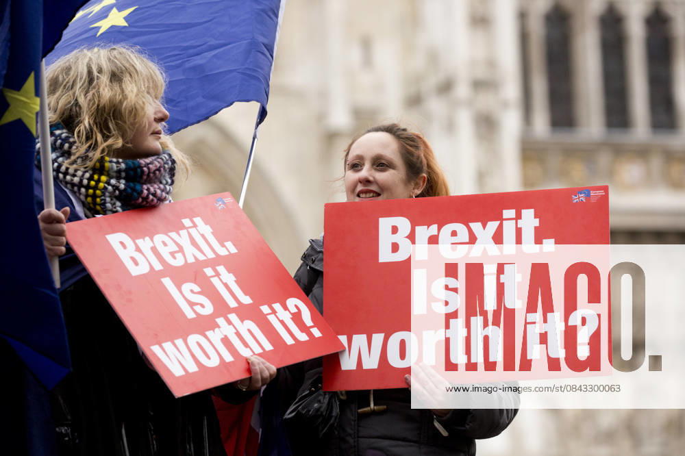 Commonwealth Day in London LONDON, UNITED KINGDOM - MARCH 12: Pro-EU demonstrators protest outside Westminster Abbey while the Royal Family including The Queen, accompanied by the Prince of Wales and The Duchess of Cornwall, Duke and Duchess of Cambridge, Prince Harry and Meghan Markle among others celebrate Commonwealth Day on Monday March 12, 2018. London, City of Ingiltere. Editorial use only. Please get in touch for any other usage.