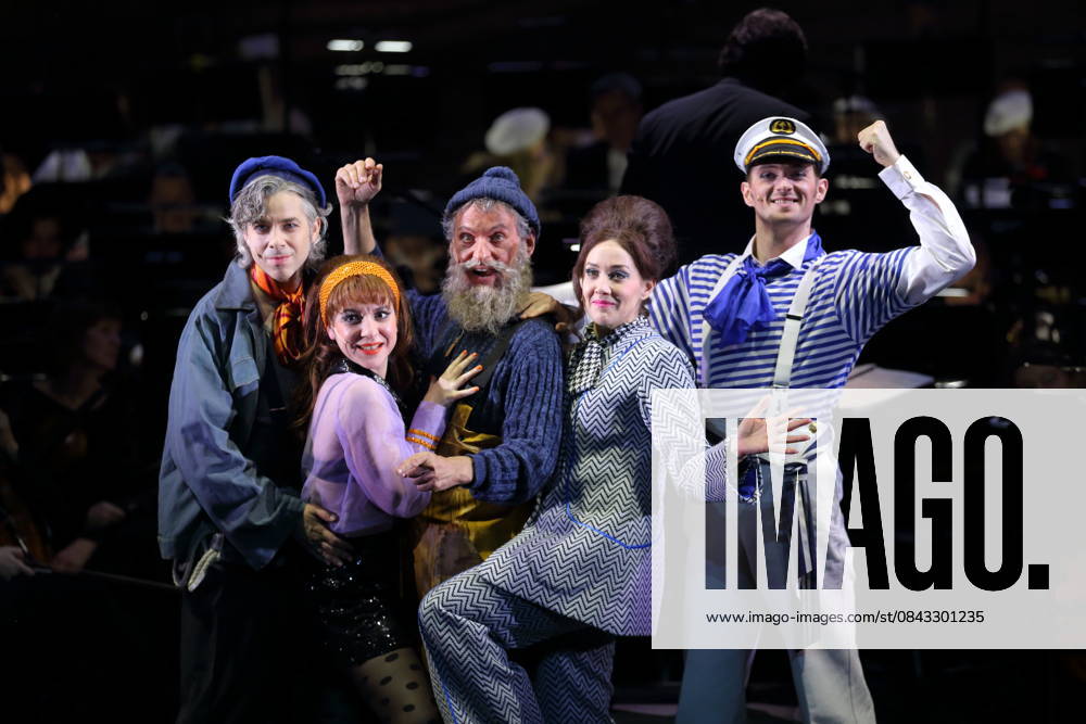 Alexander von Hugo as Anatol Brown , Sophia Euskirchen as Virginia West , Hans Gröning as Jonas , Alma Sade as Chica and Tobias Joch as Kay , f l , during the photo rehearsal for In Frisco ist der Teufel los at the Komische Oper