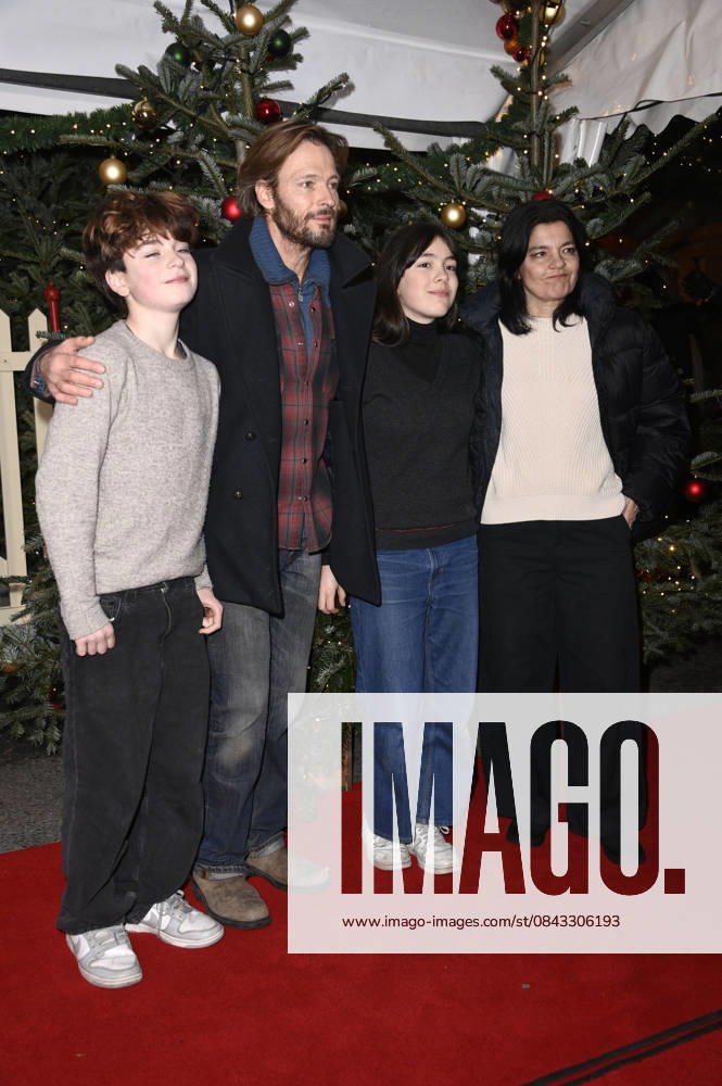 Andreas Pietschmann and Jasmin Tabatabai with their children Johan Anton Pietschmann and Helena Leila Pietschmann at the premiere of the 21 Original Roncalli Weihnachtscircus 2025 at the Tempodrom Berlin, 19 12 2025 Foto:xN.xKubelkax xFuturexImagex roncalli_5373
