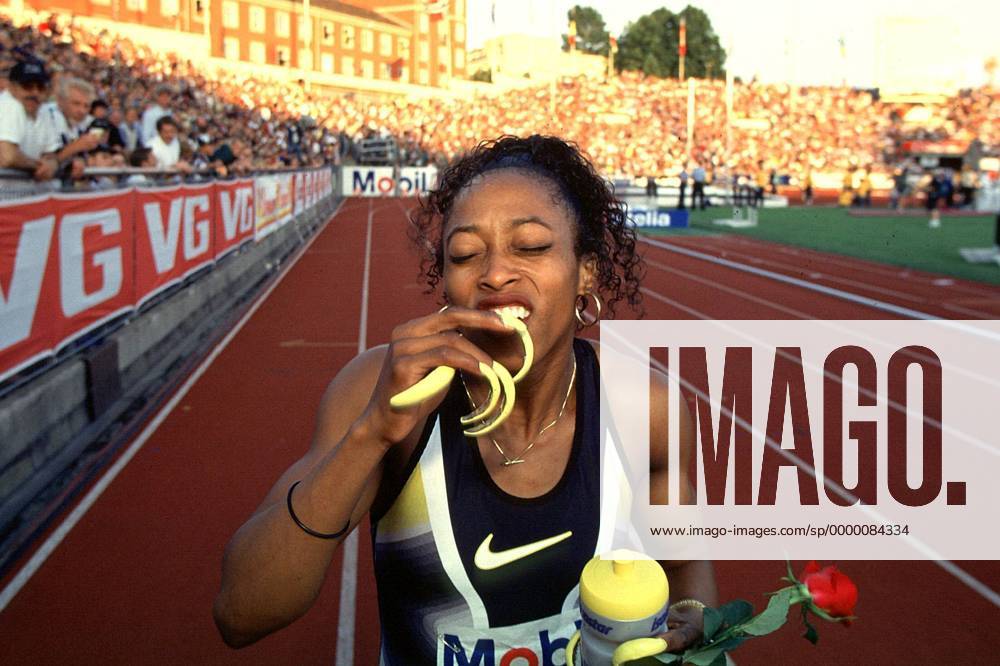 It is showtime! Sprinterin Gail Devers (USA) beißt genußvoll in ihre überlangen Fingernägel Leichtathletik Damen Meeting, Sportfest, Sprint, Frauen, 100m-Lauf, Golden Four, Golden4 Einzelbild Oslo Komik