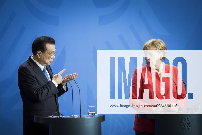 Chancellor Angela Merkel R CDU and Li Keqiang State Premier of China inducted into a press conference at the German-Chinese government consultations in Berlin 09 07 2018 Berlin Germany