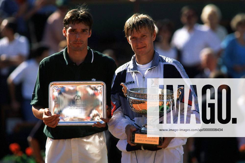 Siegerehrung: Jewgeni Kafelnikow (re) ist Sieger, Stich zweiter Tennis Herren French Open 1996 Gruppe Roland Garros Paris Freude,